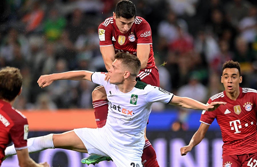 Robert Lewandowski remata balón ante el Borussia Monchengladbach