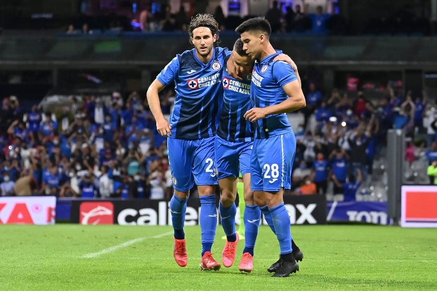 Jugadores de Cruz Azul festejando el gol del Cbaecita