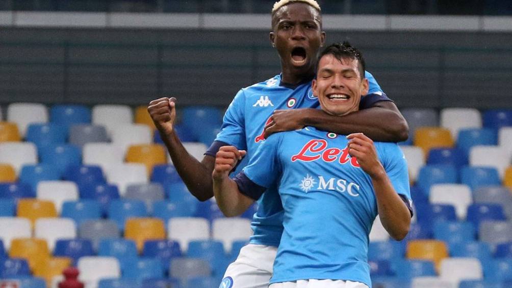 Lozano festejando un gol con el Napoli