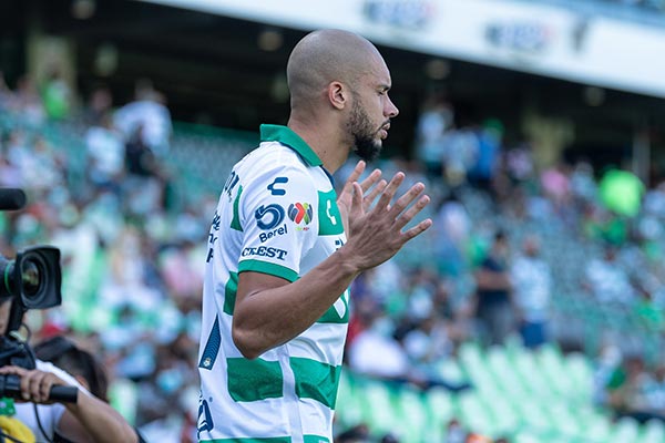 Matheus Doria  en partido con Santos Laguna