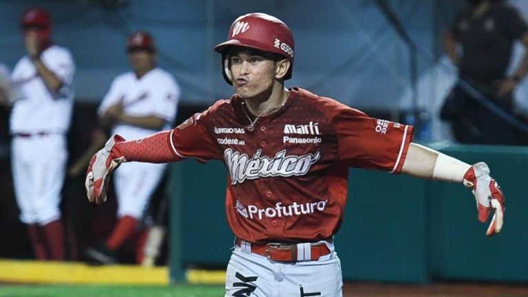 Jugador de los Diablos Rojos festejando 