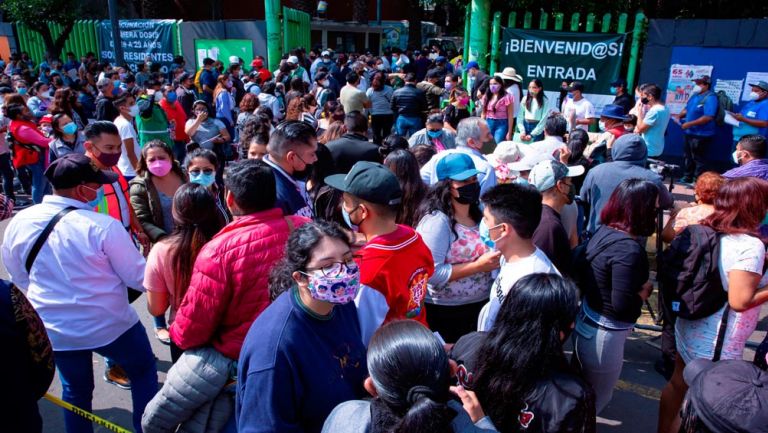 Habitantes de la CDMX hacen fila para ser vacunados contra el Covid-19