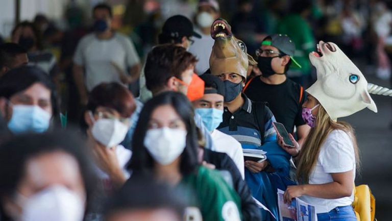 Fila de vacunación en Ciudad de México