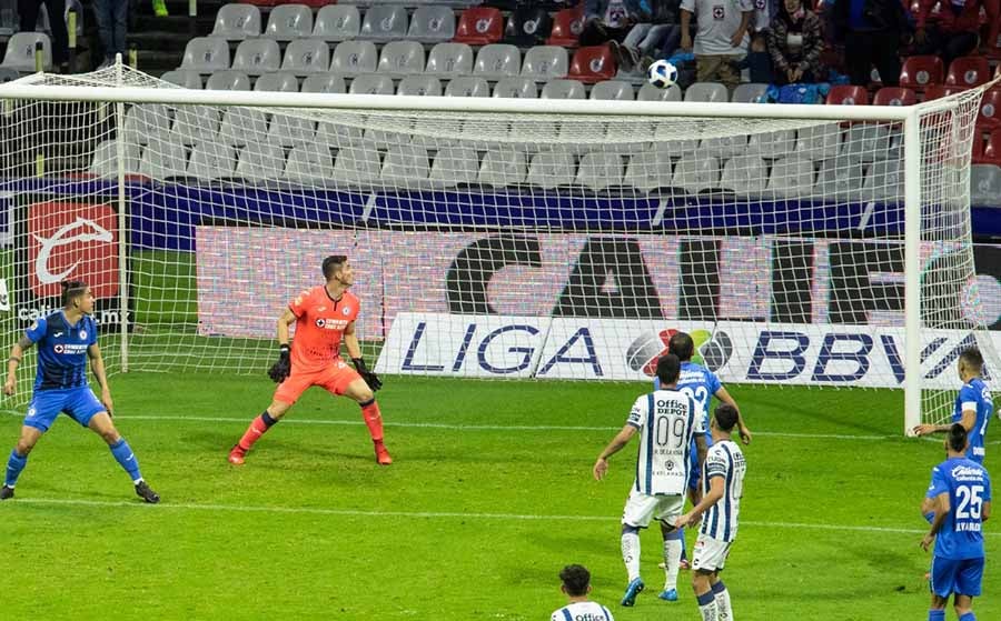 Disparo de los Tuzos que pasa por arriba de la portería de Sebastián Jurado