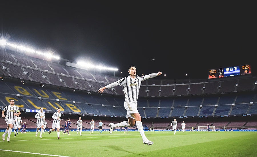 Cristiano anotando con la Juve