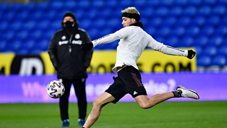 Raúl Jiménez durante un entrenamiento con el Tri