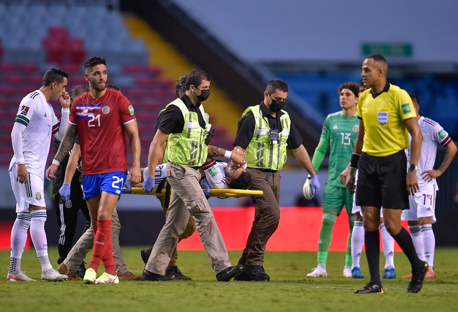 Alexis Vega salió lesionado del juego ante Costa Rica
