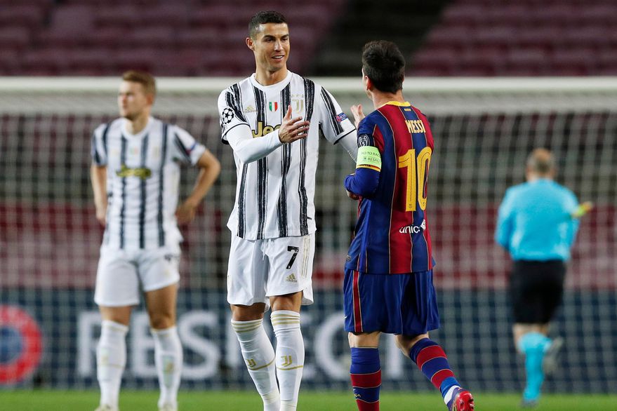 Cristiano y Messi se saludan previo a un juego
