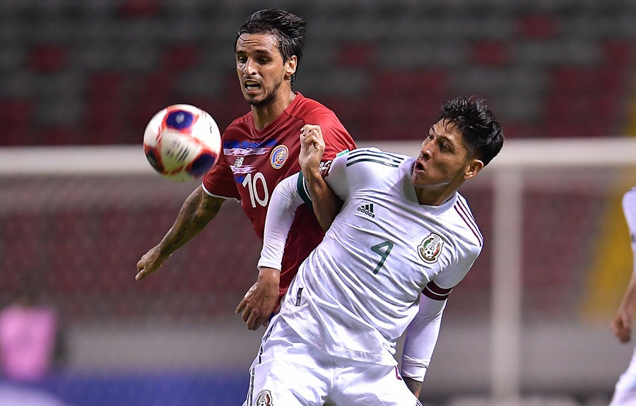 Álvarez pelea el balón con Bryan Ruiz