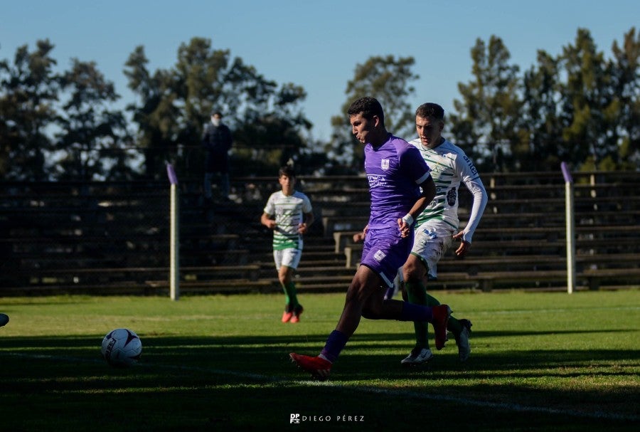 Diego Abreu durante un partido con Defensor Sporting