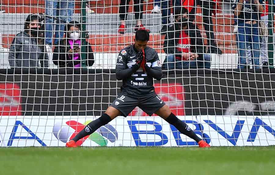 Alfredo Talavera en juego ante Toluca