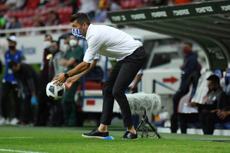 El técnico uruguayo durante el partido contra el Rebaño