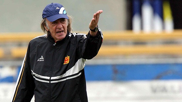 César Luis Menotti en una práctica con Tecos