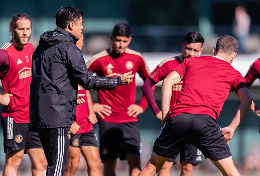 Pineda dirigiendo práctica del Atlanta United