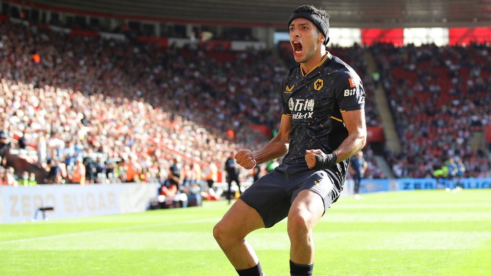 Raúl Jiménez festeja gol con el Wolverhampton