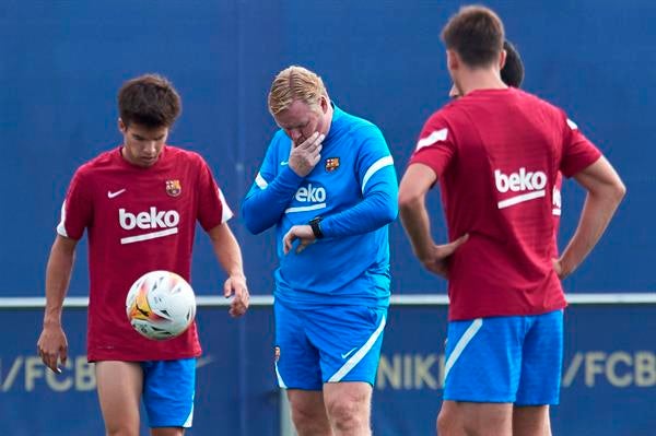 Koeman en un entrenamiento del Barça