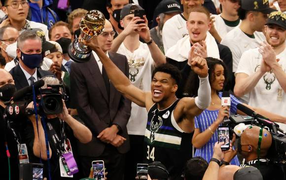 Giannis celebrando el triunfo de los Bucks