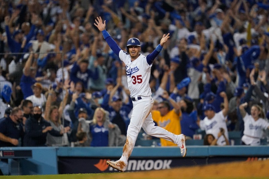 Chris Taylor celebrando en home run de la victoria