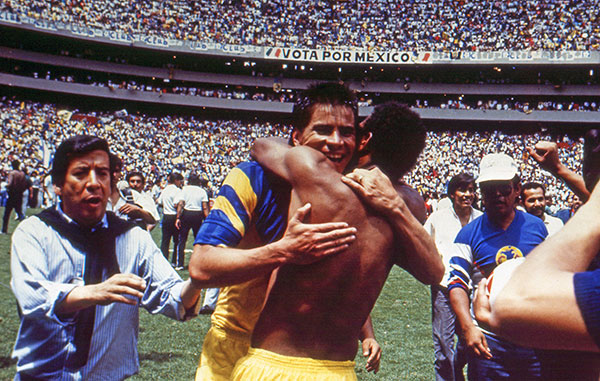 Alfredo Tena festeja tras el título de 1988