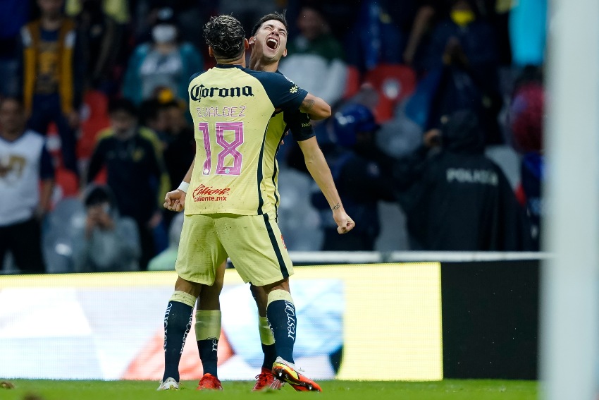Mauro Lainez y Bruno Váldez celebrando un gol a favor de las Águilas