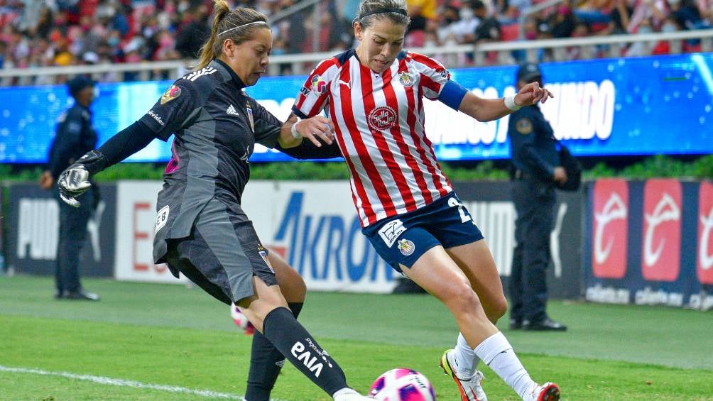 Las jugadoras disputando el balón