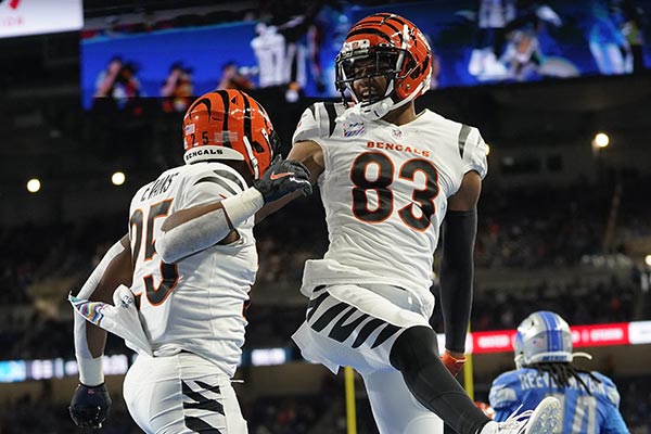  Chris Evans y Tyler Boyd festejan un TD 