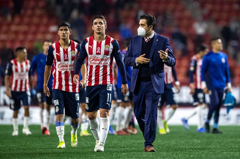 El técnico hablando con sus jugadores