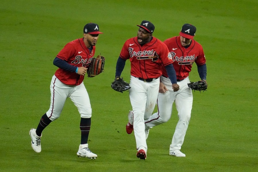 Jugadores de Braves festejan durante Juego 3 de Serie Mundial