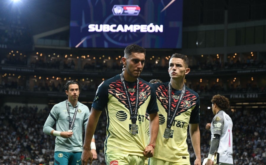 Sebastián Cáceres con su medalla de subcampeón de Concacaf