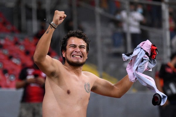 Aficionado del Atlas celebra durante partido frente al Querétaro