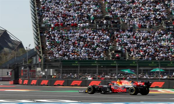 Checo Pérez en acción en el Autódromo Hermanos Rodríguez