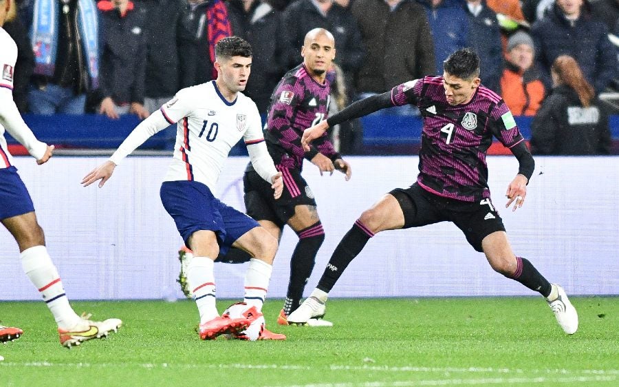 Edson pelea el balón con Pulisic