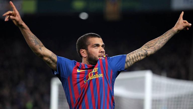 Dani Alves celebra un gol con el Barcelona