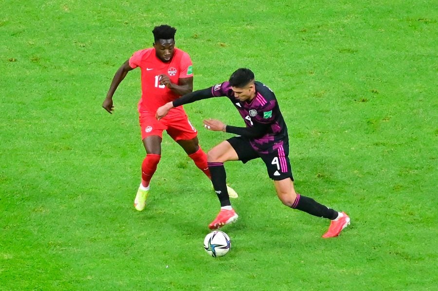 Alphonso Davies enfrentando a la Selección Mexicana