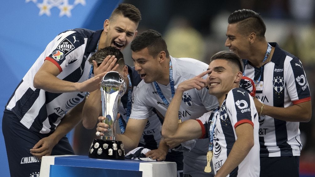 César Montes y Johan Vázquez celebrando un título con Rayados