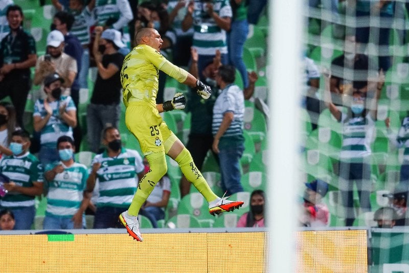 Gibran Lajud en festeo con Santos