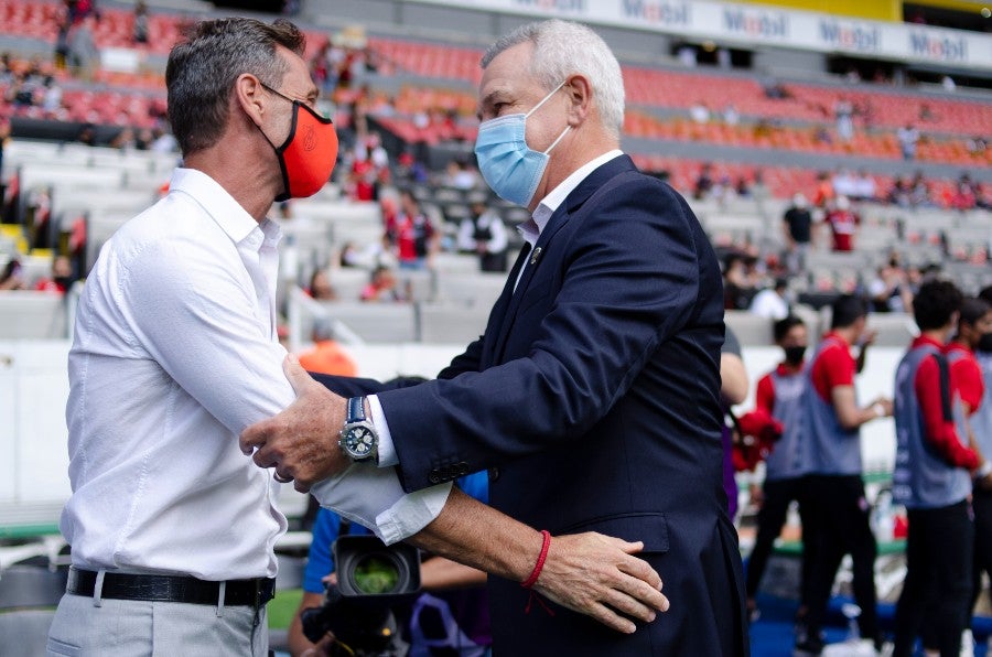 Diego Cocca saludando a Javier Aguirre