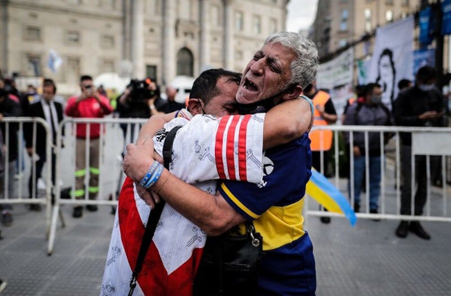 Hinchas argentinos llorando la muerte del Diego