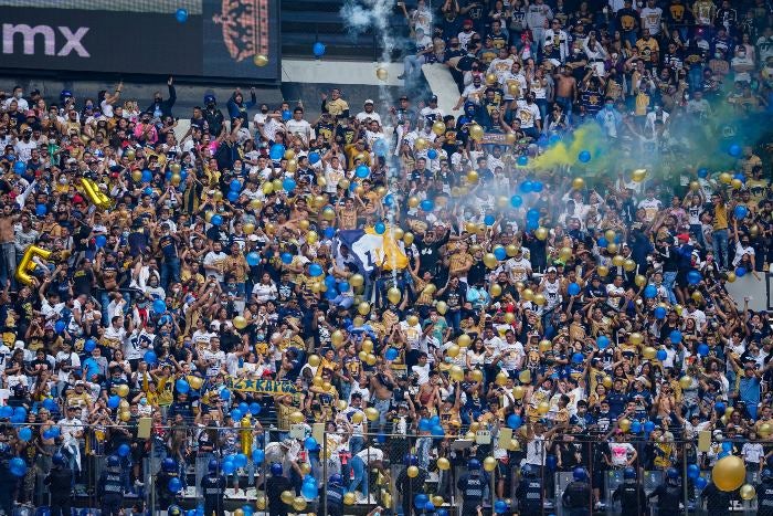 Afición universitaria en su última visita al Azteca