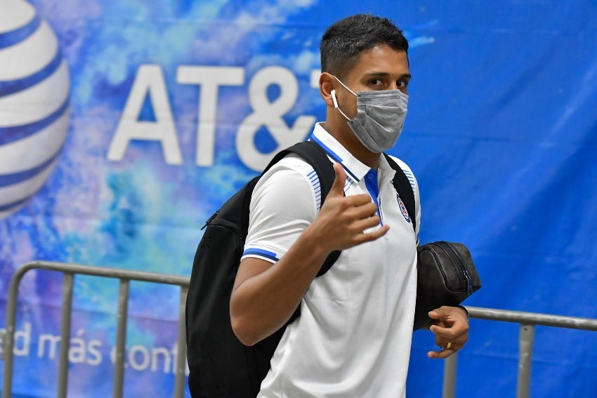 Luis Romo previo a un partido de Cruz Azul