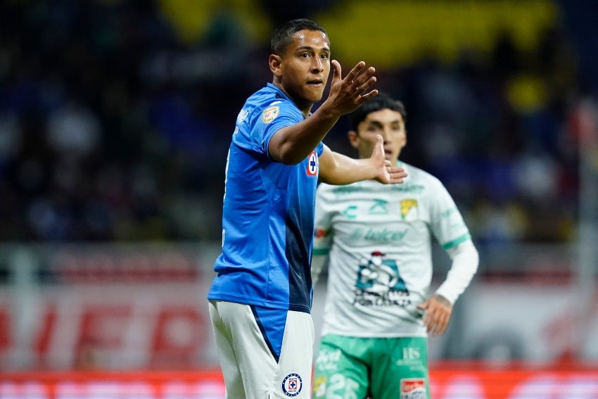 Luis Romo previo en un partido de Cruz Azul