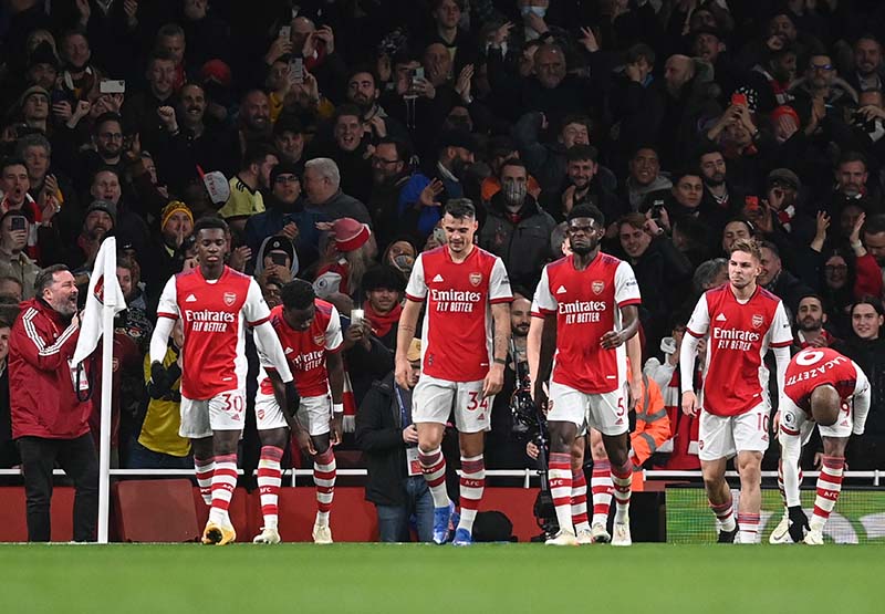 Jugadores del Arsenal celebran un tanto ante el West Ham 
