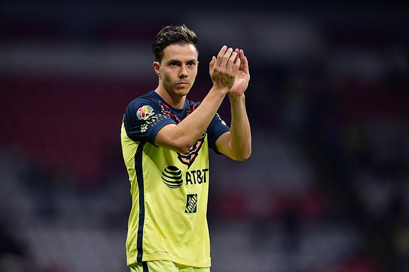 Sebastián Córdova durante un duelo con América 