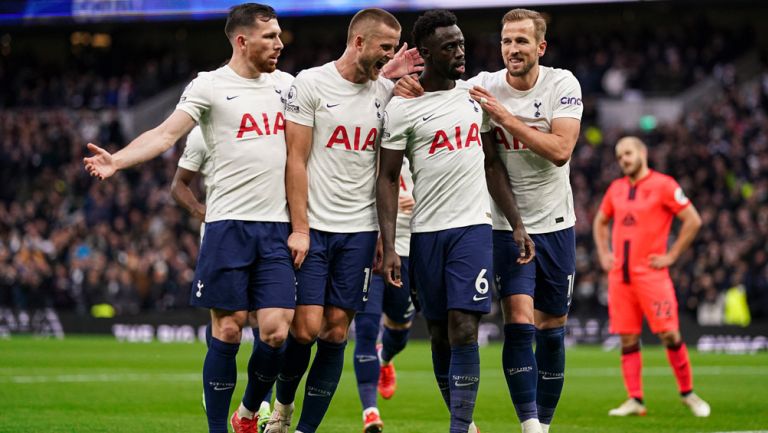 Jugadores celebran un gol en un duelo del Tottenham