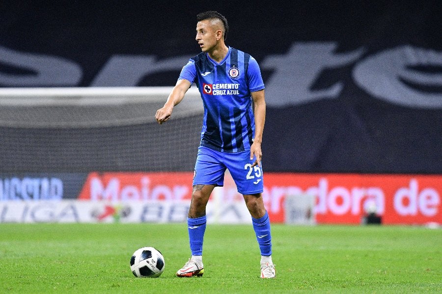 Piojo Alvarado durante un partido con Cruz Azul