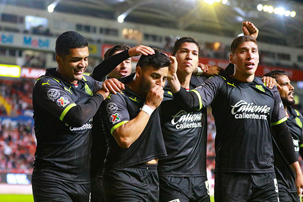 Jugadores de Chivas celebran un gol