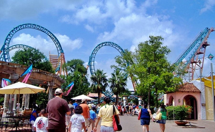 Director de Six Flags, acusado por discriminar a pareja homosexual