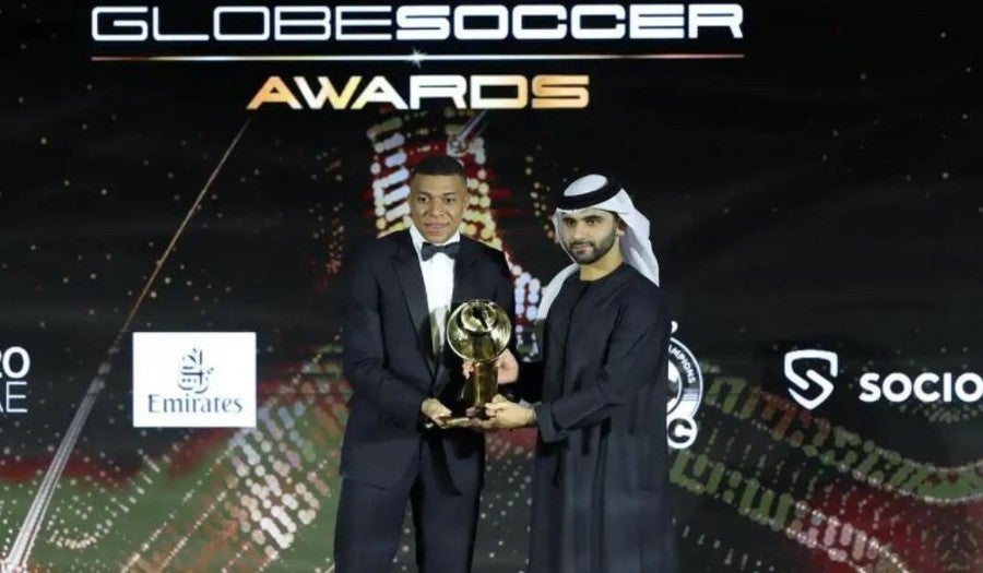 Kylian Mbappé al ganar el Global Soccer Award