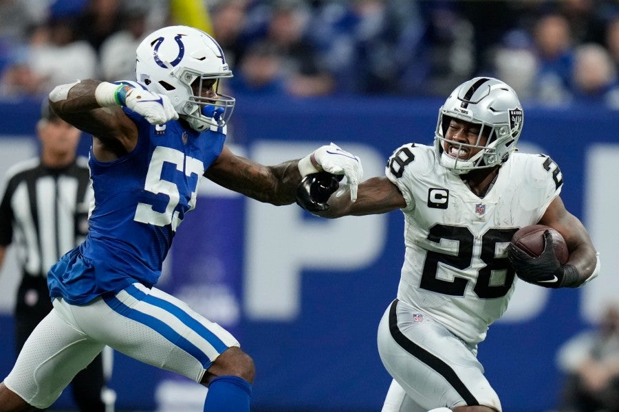 Raiders derrotó a Colts y siguen en la pelea por pase de comodín