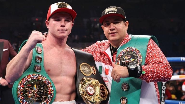 Canelo Álvarez y Eddy Reynoso con los títulos del CMB